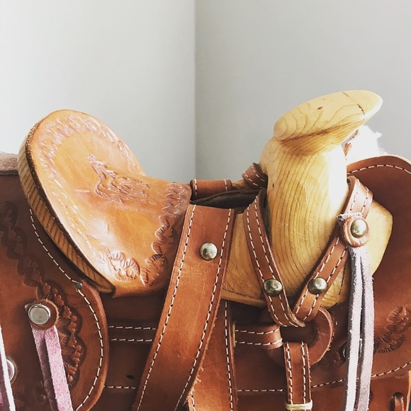 Handmade Vintage Tooled Leather Horse Saddle Bag - Picture 4 of 10